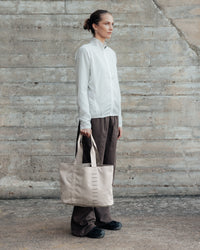 Essential Tote 16L_fogbow beige_on person.jpg