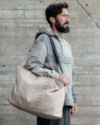 Essential Weekender 40L_fogbow beige_on person.jpg