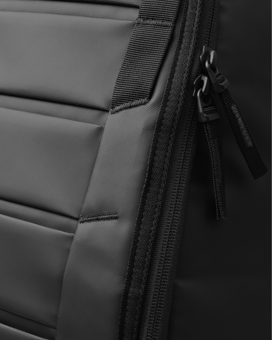 Hugger 25L Black Out Material03.png